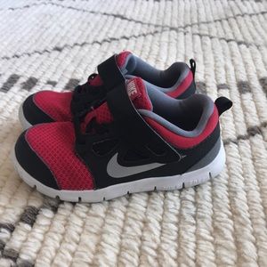 boys nike slip on tennis shoes